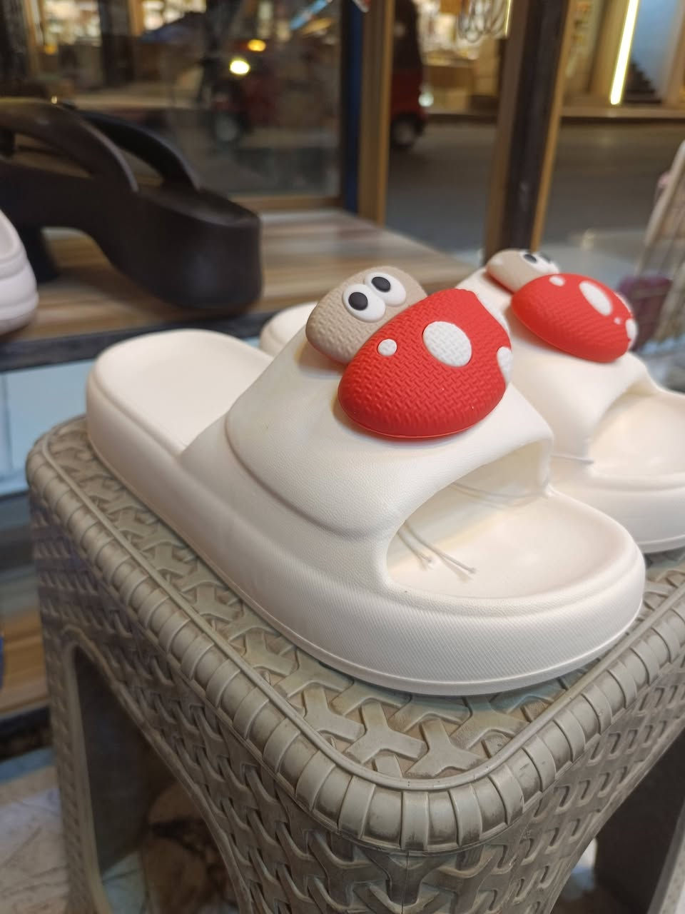 توفر سليبر نسائي أوربي طبي رسومات أشكال وموديلات كوالتي عالي جداا  ورسومات أشكال مختلافه القياس 36الئ41
العنوان بعقوبة الجديده تقاطع نهر الحجيه مقابل مرطبات فانيلا واحذيه الساحره 💥 كوزمتك الاميره 💥 
***********
يوجد خدمه توصيل 🚀
