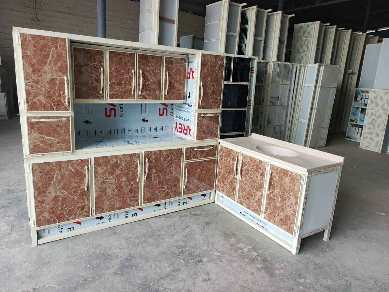 *********** 
ثلاث قطع كاونتر وملحق مترين وسنك مرمر متر و20 سعر 335 سطح الكاونتر مقوى بالخشب
