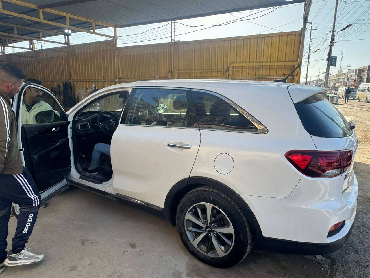 السلام عليكم سورنتو 20 امريكي   رقم بغداد انگليزي 6 سلندر 
المواصفات
3 قطع تبريد
بصمة تشغيل 
بصمة ابواب
كشنات كهربائية 
بردات ابواب بلاديه 
زرگات لا يت 
ومواصفات اخرى
تريد وكاله تريد مداور
السعر 170 عنوان بغداد حي الجهاد 
رقم الهاتف ‏‪***********‬‏
مكلف بنشر
