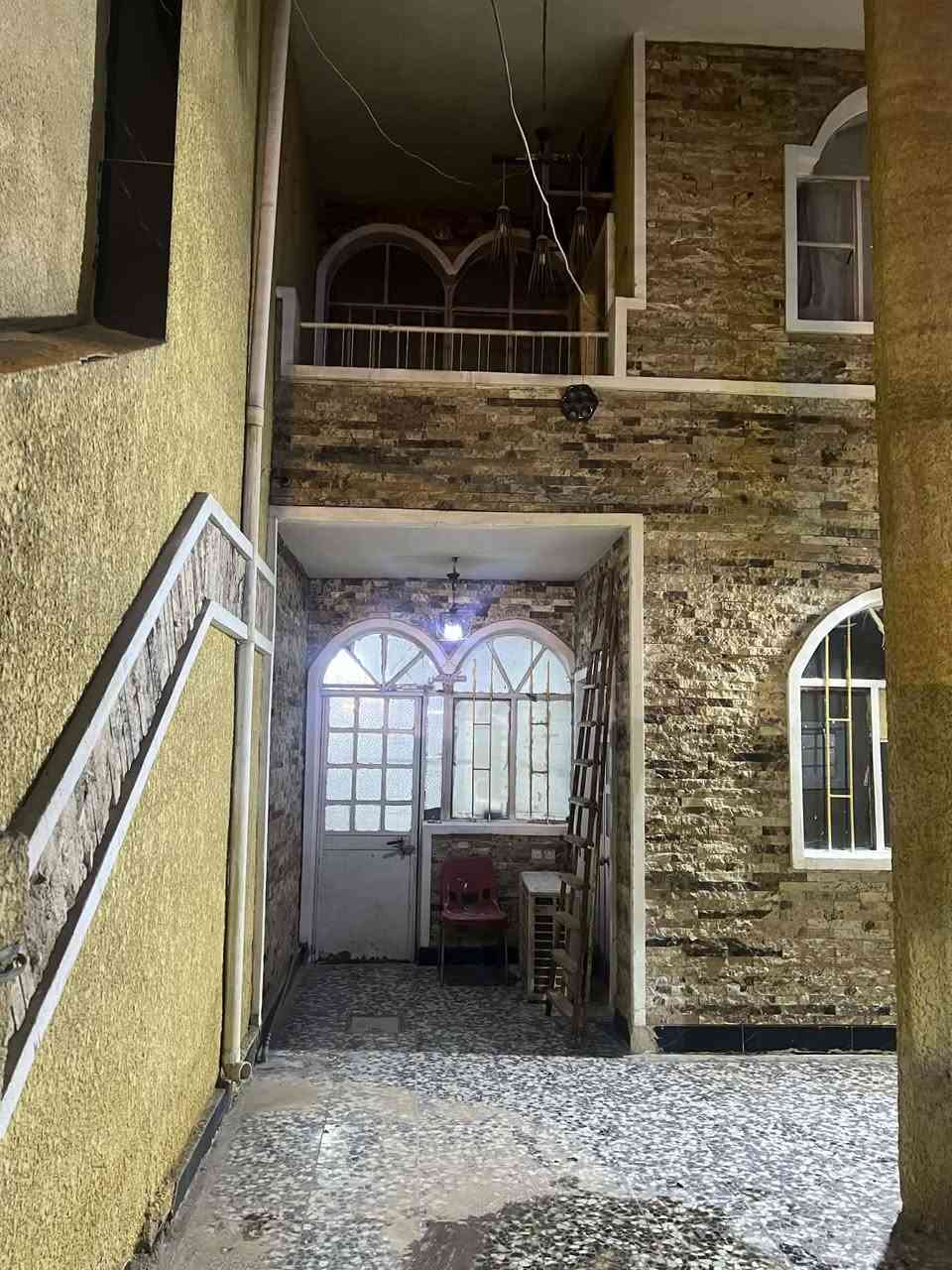 السلام عليكم مشتمل للايجار
المساحه 100 متر 
يحتوي علا طرمه وخدمات خارجيه واستقبال ومطبخ وخدمات  مساحه درج وغرفه جوة وحده والطابق الثاني يحتوي علا ثلاث غرف نوم بل اضافه خدمات وحولي وسخان وماطور والتانكي 
المكان الشعب شارع الصحه خلف شركه الببسي للاستفسار الاتصال *********** أو خاص
