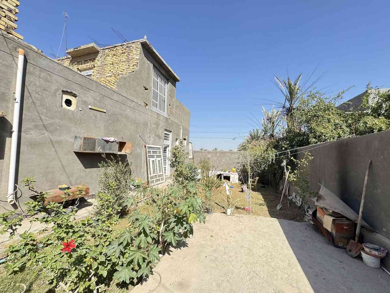 في منطقة زوير الغربي قرب مشروع الماء القديم عرض الشارع 8م
مساحة الدار 302م
 الواجهة 19.5
 والنزال 15.5 
بناء الدار من الطابوق والسقف كونكريت مسلح والأسيجة دنك كونكريت مسلح من جميع الجوانب للدار 
محتويات الدار 
غرفتين نوم
1غرفة +حمام 
2غرفة فقط
كلدور مع درج دور بدون محجر
صالة 
مطبخ
مجمع صحيات داخلي 
 صحيات خارجية
حديقة جانبية 100م تصلح لبناء دار معزولة  بممر جانب البيت وممرخلف البيت 1م 
البيت بيه نقص فرشي السطح فقط
 ( السعر 170)مليون بيه مجال قليل للأستفسار الأتصال على الهاتف ( ***********)
