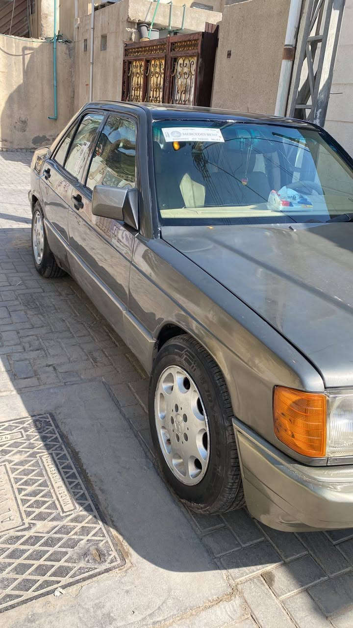 مارسدس بنز فئة E190 طيارين موديل 1992
السعر // 50 ورقه بيع بيع فقط 
الهاتف // ***********
العنوان // البصره _ الاصمعي

سياره كفاله من النقل والكص ولغود والمكينه والكير ولتبريد والحداديه
سياره رقم اربيل انكليزي جديد 
سنويه منتهيه 2025/5/11
عندي وكاله ام باركود والفسفوره شرط التحويل او وكاله خاصه للشراي اتكفل يعني بالاصوليات
مكينه 2500 راس الثور جديده 
منضومة ماء جديده
تخم تايرات 
حداديه اماميه وخلفيه جديد
كامره + شاشه أندرويد + تخم سماعات
لايت زنون
