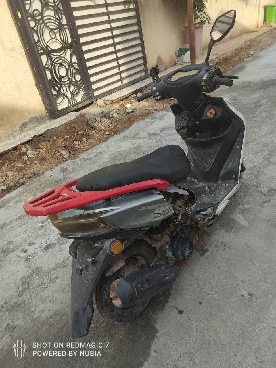 السلام عليكم للبيع دراجه سكنس محرك ماكس ياباني شغاله سلف هندر شلعه معدل مكينه ناعمه كلش كهربياته شغاله عداد سرعه كتروني السعر 225 بيه مجال بصيط مكاني بابل شارع 60 رقمي ***********
