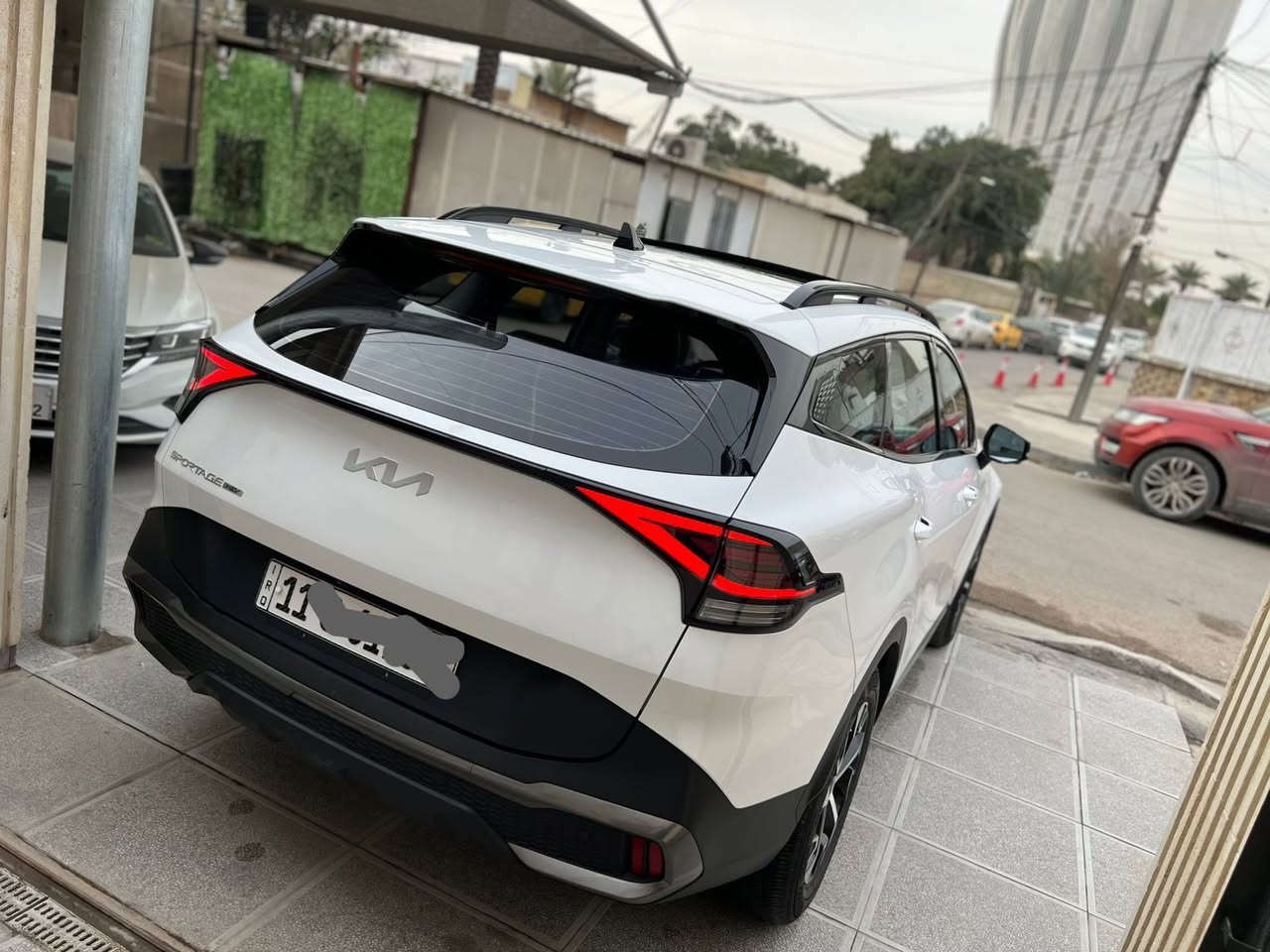 السلام عليكم 
سبورتج هايبرد تجمع الصين مكفوله كفاله عامه 
ماشيه ١٧ الف 
فوول مواصفات 
بانوراما 
بصمه تشغيل وابواب 
داخل جلد كراسي كهرباء مع تدفئه وتبريد للمقاعد 
ستيرن تدفئه 
حساس امامي وخلفي 
لايت زنون بك لايت لد 
صندوق كهرباء 
كير ماوس 
كامرات عدد ٤ 
شفتات بالستيرن 
داخل جلد ابيض ونيلي 
مواصفات هوايه 
المهم اعلى فئه 
رقم بغداد بسمي 
مكانها بغداد الكراده 
السعر ٢٣٥ وبيها مجال بسيط 
***********
