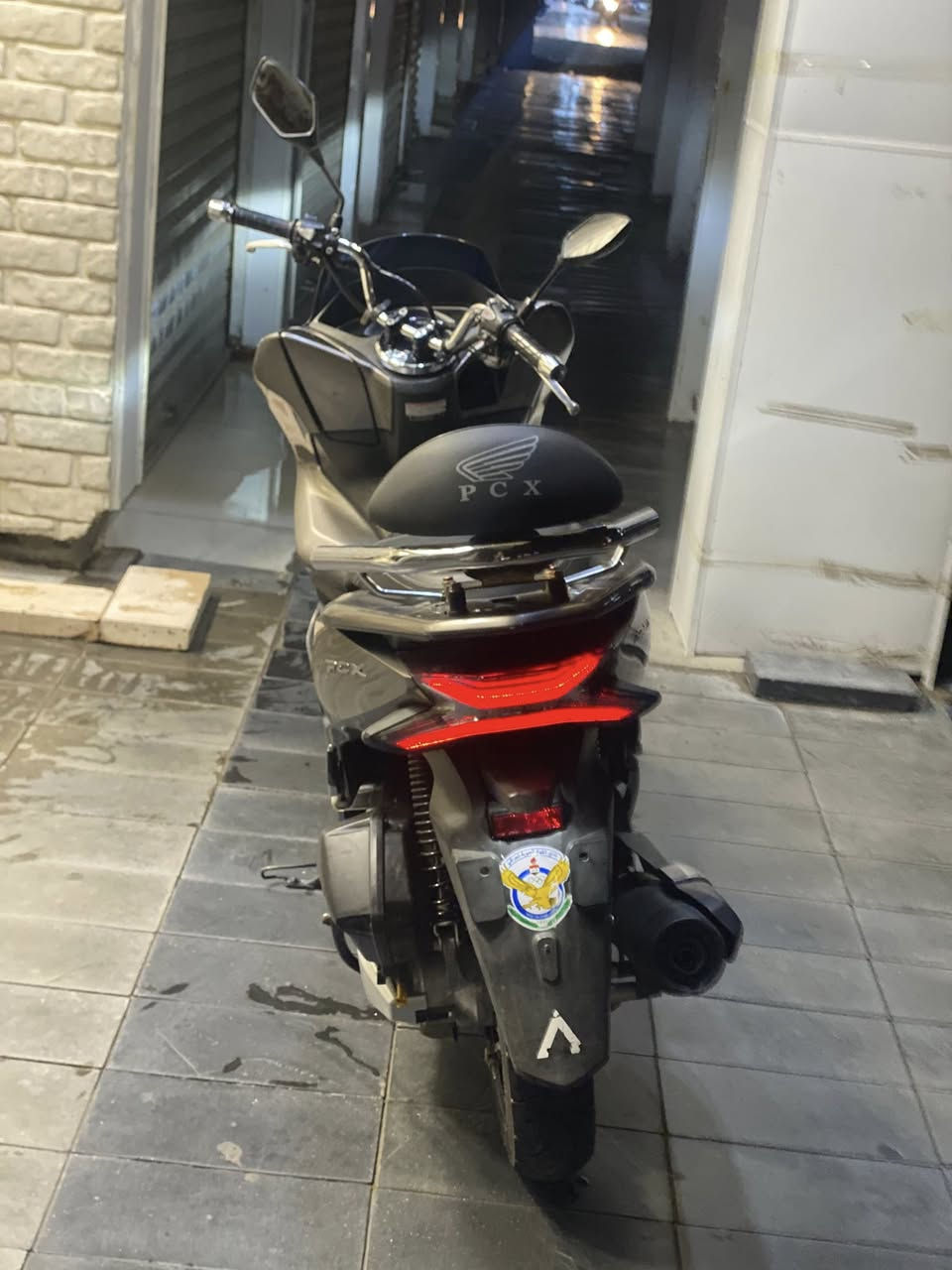 السلام عليكم pcx جيل ثالث ياباني بصمتين جي اف محرك 125  محرك وكفرات بلادي دراجه جديده السعر 20 وبيها مجال مكاني شارع فلسطين ***********
