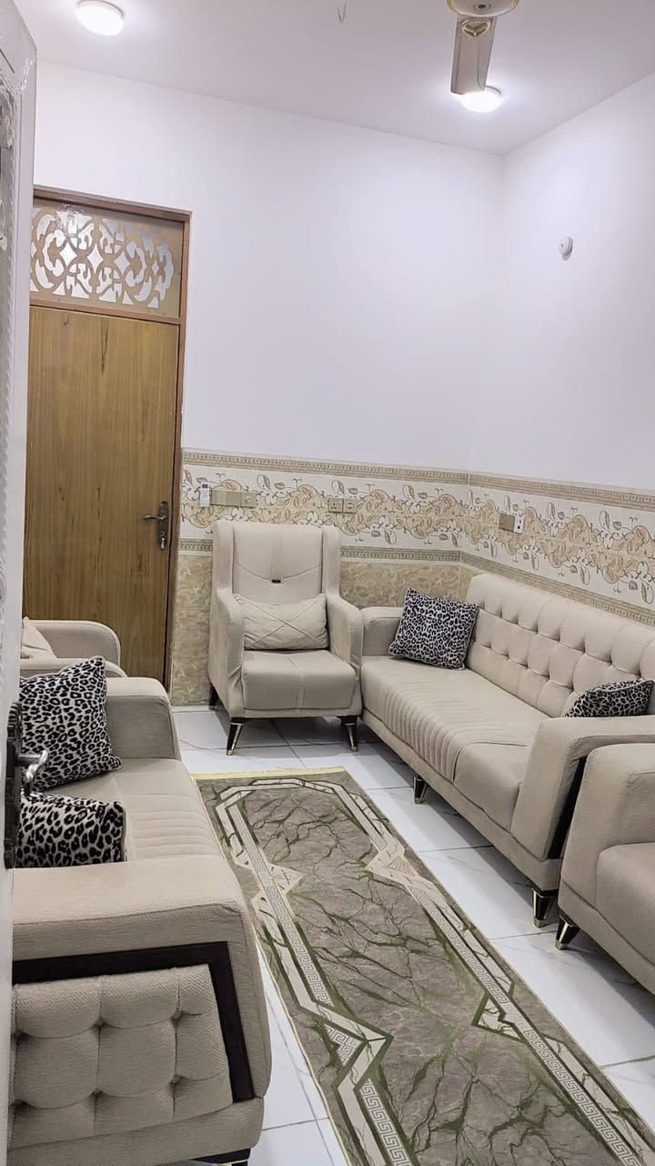 بيت جديد سنه البناء نهايه 2024 بناء على أيدي كلشي بي درجه أولى البيت تحفه ما شاء الله جديد كلش طابقين 100 متر  حي ميلاد قرب مدرسه الميلاد الابتدائيه على شارعين خدمات فولو الشراي يتصل 
*********** طابق الاول غرفه كبيره صاله ستقبال طابق ثاني 2 غرف وحده كبيره جدا و وحده 4 ب 5 تقريبا حمامات 🚽 طابق الاول وطابق الثاني مع حمامات خارجيه
