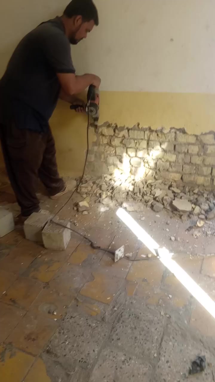 السلام عليكم كادر عمال تصعيد كافة مواد البناء على الضهر رمل طابوك تصعيد سيراميك اشتايكر كاشي فرمستون تكشير حيطان تفليش صب ابيوت تدخيل سبيس وحدل نقل اثاث البيت تصعيد اتراب السطح وحدل تشميع بتلو مساوه تطليع أنقاض قلع تراب قلع كاشي نعمل بنسب لأسعار نعمل ليلاً ونهاراً شرط شغل درجه اولى خابرني وبخدمتك ***********
