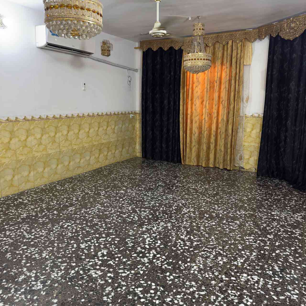 السلام عليكم بيت مساحه ٢٥٠ متر السعر ٨٨
الشعله الدوانم شارع البلوك أسد بغداد
طابق واحد يحتوي على استقبال حولي مطبخ 
حمامات ٢منور غرف النوم ٢
للتواصل ***********واتساب
***********
