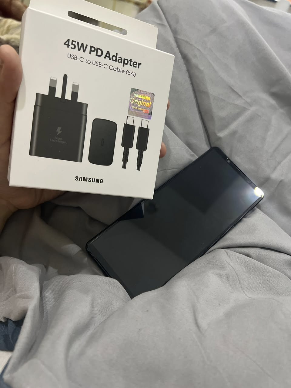 السلام عليكم سوني xperia 1 v mark 5

Sog 10 

النسخة اليابانية الاصلية مواصفاته غنية عن التعريف

عملاق سوني للمراوس مع ماجيك 7 برو او شاومي 14 الترا او هونر 400 برو

مميزات Sony Xperia 1 V

 معالج قوي جدا: الهاتف يأتي مزود بمعالج Snapdragon 8 Gen 2 بدقة تصنيع 4 نانومتر، المعالج يقدم أداء قوي جدا ويعتبر من اقوى المعالجات بدون منازع

 شاشة ممتازة: هاتف Sony Xperia 1 V يأتي بشاشة ممتازة من نوع OLED، الشاشة بدقة +4K ومحمية بطبقة زجاج من نوع غوريلا جلاس Victus 2

 دعم 120 هرتز: الهاتف يدعم معدل تحديث الشاشة 120 هرتز

 كاميرا ممتازة: الهاتف يأتي مزود بثلاث كاميرات خلفية بدقة 48 و 12 و 12 ميجابكسل، الكاميرات تقدم أداء في التصوير يعتبر ممتاز جدا، مع دعم إمكانيات محترمة مثل التقريب البصري حتى 3.5x وتقنية التثبيت البصري OIS وتصوير الفيديو بدقة 4K بمعدل 30/60/120 إطار في الثانية

 بطارية كبيرة: الهاتف يأتي بسعة بطارية كبيرة (5000 مللي أمبير)

 مقاوم للماء والغبار: هاتف Sony Xperia 1 V يأتي مقاوم للماء والغبار بمعيار IP65 و IP68، مقاومة الماء تصل الى عمق 1.5 متر ولمدة 30 دقيقة تحت الماء

مكاني بغداد الكرخ

***********
