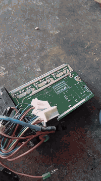 السلام عليكم ورحمه الله وبركاته
منشور للفائده

العلامات التي تظهر الاعطال في دراجه الشحن 

ظهور علامه أو حرف M 

هناك ثلاث احتمالات لا اكثر 

  هناك قطع في ألاسلاك الموصله لحساس الملف 

أو تلف حساس الملف ويجب تبديله

عطل أحد الموسفتات التي تقوم بتحويل التيار من DC مستمر

الى AC متناوب

 وهي المسؤوله عن تغذيه الملف بالتيار الكهربائي المتناوب 

وفي عطل أحد الموسفتات لا يشترط تبديل العقل بل يمكن تصليحه كما موضح في الفيديو 

ظهور علامه سكليتر او الدواسه

تعني أن هناك قطع في ألاسلاك التي تقوم بتوصيل الكهرباء إلى السكليتر 

تلف السكليتر ويجب تبديله 

تبادل الأقطاب 

ظهور علامه ecu تعني عطل في الكنترول أو وحده التحكم في عقل الدراجه وفي هذه الحاله يجب تبديل العقل 

هذه أبرز وأكثر الاعطال الموجوده في دراجات الشحن 

كذلك عطل مهم وشائع في نوعيه محدده من الدراجات شاشه دراجات R11

و شاشه دراجات R7

 وهي أن الشاشه تقف ولا تعمل فقط يعمل صوت البلوتوث 

ولا تظهر فيها أي علامات ولا مؤشر السرعه أو التبديلات أو عداد الشحن 

فيضن صاحب الدراجه أن الشاشه لم تعد تصلح و مباشره يقوم بتبديلها بسعر عالي بينما هي لا تعمل فقط بسبب الشحنات الزائده التي تكون داخل المكثفات فتتحول المكثفات من مستهلك للكهرباء إلى منتج وبهذا لا يدخلها التيار بسبب الشحنات الموجوده وبهذه الحاله يجب تفريغ الشحنات بالخطوات التاليه

قطع الكهرباء عن الشاشه برفع أحد الأقطاب من البطاريات 

والقيام بتفريغ الشحنات بواسطه سلك وتوصيل القطب الموجب للمكثف بالقطب السالب لعده مرات وبهذا تتم عمليه التفريغ وإذا لم تعمل الشاشه يجب اعاده نفس العمليه لعدة مرات

زورونا في موقعنا 

قضاء الحويجه .ناحية العباسي  .سايدين الصناعه الجديد 

بالقرب من قاعه العباسي لكمال الاجسام ومقابل اسواق السلمان 

للاستفسار الاتصال على الرقم

***********

والخاص مفتوح
