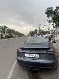 تسلا مودل ٣ تك ماطور ماشية ٤٢ الف اون لاين اخر تحديث السيارة بيها ٤ قط...