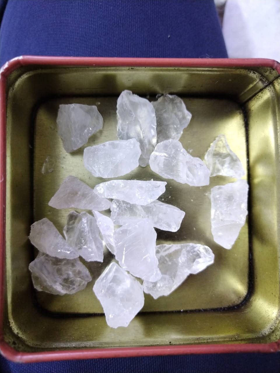 من رخصة الادمن السلام عليكم حجر الكوارتز للبيع فائدة   حجر(المرو) و قوته في العلاج الروحي

على مر العصور كانت الحضارات القديمة مثل الفرعونية, الهندية, الصينية, الرومانية, اليونانية وغيرها تستعمل الأحجار الكريمة والكريستال في الطقوس الروحية والتي كانت تهدف لمعالجة الروح والجسد. لذا نرى ونجد هذه المعابد مرصّعة بالأحجار الكريمة المولونة وبأشكال مختلفة.

بالإضافة إستخدم الكهنة في قديم الزمن الكريستال في السحر, وحتى يومنا هذا يستعمله بعض المنجمين في تكهنات الحظ والمستقبل.

من أهم هذه الأحجار في أيامنا هو حجر الكوارتز أو المرو, وهو معدن تم إكتشافه على يد الأخوين الفرنسيين بيير وجاك كوري سنة 1880 , وذلك عندما كانا يدرسان عينات من الرمل لاحظا ظاهرة غريبة بأنه عند تعريض الكوارتز لجهد آلي يتولد منه تيار كهربائي, وحين تتعرض بلورة الكوارتز لمجال كهربائي فإنها تتذبذب وتهتز بتردد معين يتسم بالإنتظام والدقة العالي. هذه الظاهرة عُرفت بالبيزوكهربائية. للكوارتز ألوان مختلفة وعديدة وهو مكون من ثاني أكسيد السيليكون.

من هنا نرى بأن للكوارتز طاقة عالية وقدرة هائلة تساعد على إزالة وتنظيف الطاقة السلبية وتنقية الهالة الجسدية, الأمر الذي يساعد جسم المريض على مقاومة المرض وزيادة المناعة لديه.

وكما ذكرت سابقاً في مقالة التشاكرات ومراكز الطاقة بأن هذه الشاكرات تعمل بشكل إهتزازي وتذبذبي متناسق ومتناغم, وبما أن حجر الكوارتز يعمل بنفس الطريقة نستنتج بأن إستعمال الكوارتز في العلاج يساعد على تنقية الهالة من الطاقة السلبية ويساعد التشاكرات على الموازنة والعمل السليم.

ولكن كل هذا يعتمد على إستعمال حجر الكوارتز بالشكل السليم وعدم الإفراط بإستعماله, لذا تتم العملية بأن نحاول وضع أحجار الكوارتز على مراكز التشاكرات وحسب الألوان. أي نختار سبعة أحجار كوارتز بسبعة ألوان كألوان التشاكرات نستلقي على فرشة أو سرير ونضع كل حجر كوارتز حسب لونه فوق التشاكرا المناسبة له لمدة حتى نصف ساعة.

وإذا كان من الصعوبة أن نضعها متفرقة يمكن وضع سبعة أحجار الكوارتز بألوانها فوق شاكرا البطن/الشمس لمدة ربع ساعة فقط. يمكن إعادة هذا التمرين يومياً حتى نشعر بالراحة أو بإستعمال الحجر المناسب للتشاكرا التي نشعر من خلالها بألم ما.

طبعاً هناك أساليب علاجية أخرى لحجر الكوارتز مثل معاينة المرض بوضعها فوق أعضاء مختلفة بالجسم, ولكن لا يمكن ممارسة هذه الطريقة بدون التدرب والتتلمذ عليها بشكل مهني.

تجدر الإشارة بأنه يجب غسل أحجار الكوارتز بين الحين والآخر لتنقيتها وتنظيفها من الطاقة السلبية. لذلك ينصح الأخصائيون بأن تُنقع أحجار الكوارتز في ماء مالح (مفضل ماء بحر) لمدة ساعتين إو ثلاثة ساعات (حسب الإستعمال) وبعدها نضع هذه الأحجار تحت ماء عادي (حلو) لمدة نصف ساعة, وبهذا نجدد الطاقة الإيجابية بها.


**إذا كنت صاحب هذا الإعلان وتريد حذفه لأي سبب، رجاءا أرسل رسالة إلى الدعم الفني**