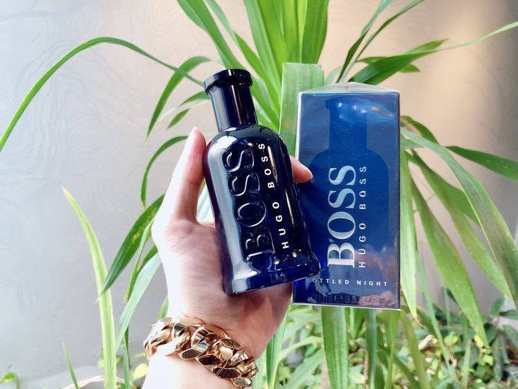 Boss Bottled Intense Eau De Parfum
عطر بوس بوتلد إنتنس اودي 
تقدم Hugo Boss عطر أول اودي بيرفيوم من مجموعة عطر بوس بوتلد Boss Bottled الذي صدر عام 1998 و قد تميز برائحة منعشة جذابة و قد أعادت شركة بوس تقديمه عام 2015 في شكل جديد و كثيف بإسم بوس بوتلد إنتنس Boss Bottled Intense  ثم أعلنت الشركة في  2016 عن عطر Boss Bottled Intense Eau De Parfum في شكل ماء عطر أكثر كثافة و تركيز أعلى من الزيوت العطرية.
بوس  بوتلد إنتنس ماء عطر
عطر بوس بوتلد إنتنس ماء عطر خشبي تابلي له نفس نوتات نسخة ماء التزيين التي صدرت عام 2015 و لكن مع زيادة نسبة و تركيز الزيوت العطرية لتصل إلى 14% و تقوية معدل ثباته. يبدأ العطر بالتفاح الأخضر و زهور البرتقال مع البرجموت و قلب تابلي من القرفة و القرنفل مع زهور الجيرانيوم (إبرة الراعي) مع قاعدة غنية بأخشاب الثمينة و هي الصندل و الأرز مع الفتيفير مغلفة بالفانيلا الدافئة.الوجه الإعلاني هو الممثل جيرارد بتلر .
100 مل اودي بيرفيوم 

🚘 يوجد خدمة توصيل لجميع محافظات العراق ٤ الاف 🚘


**إذا كنت صاحب هذا الإعلان وتريد حذفه لأي سبب، رجاءا أرسل رسالة إلى الدعم الفني**