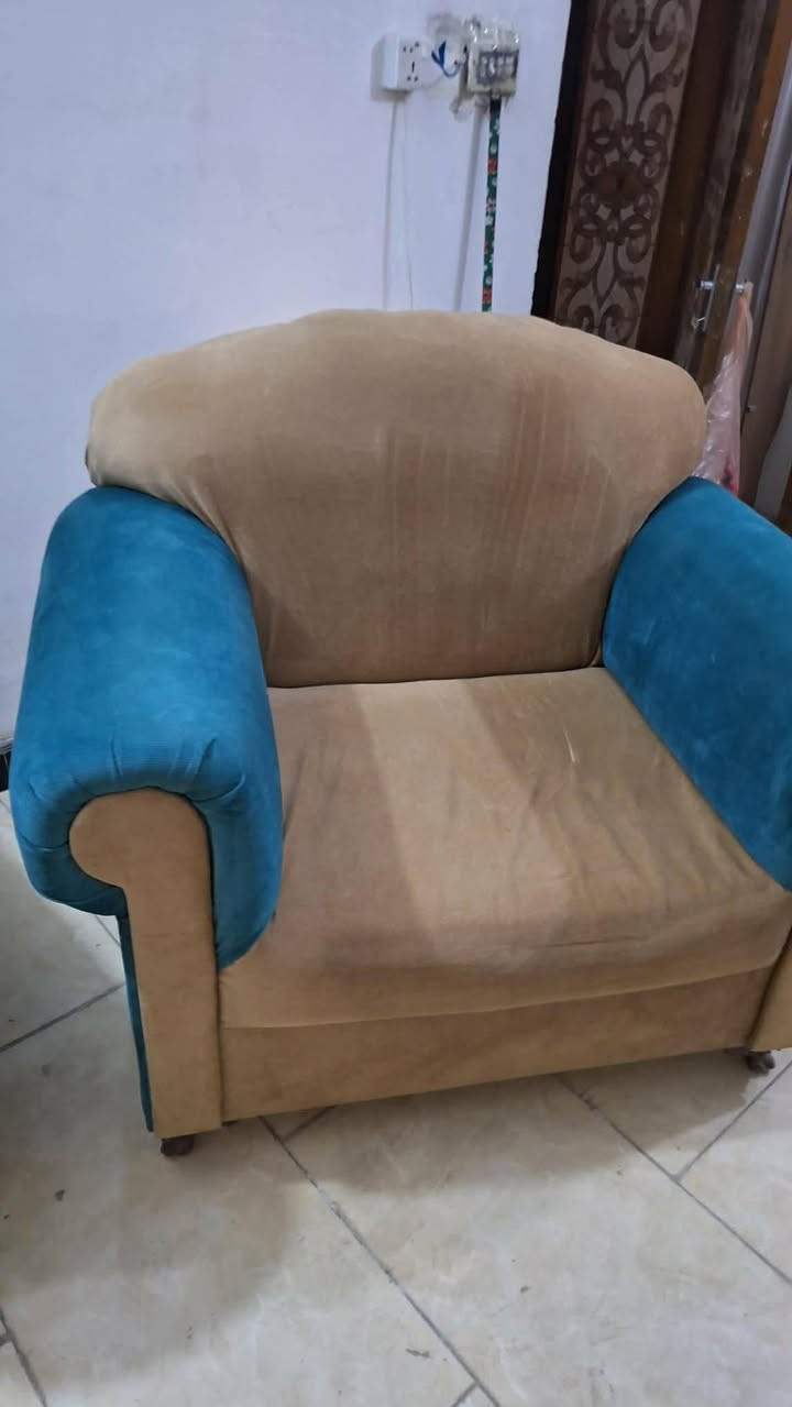 تخم تسكام نظيف وكل ضرر مابي ١٢مقعد ب٢٥٠ عنوان حله شارع ضغط حي ضباط
الحلة حي الضباط شارع الضغط العالي 
***********
