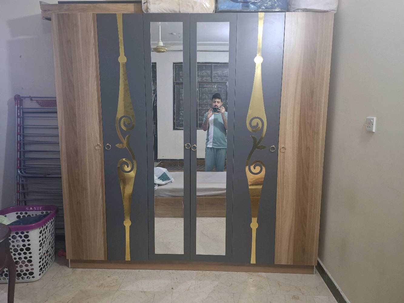 غرفه نوم شبابيه سعرها ٥٠٠ الف وبيهه مجال  اخت الجديده  
الميز اتواليت بس السجه مال الجرار  فالته  بس الجرار موجوده 
كنتور صاج ٤ بيبان كل خانه ٤ طبقات سعر ٤٠٠ الف وبيه مجال
طباخ ايطالي  اخو الجديد شغال الفرن والعيون شغاله السعر ٤٠٠ الف  وبيهه مجال 
عجانه وقلايه هوائيه وعصاره مال فواكه  جديدات كلاثتهن   ٢٥٠ الف  
اي استفسار على هذه الرقم  
***********