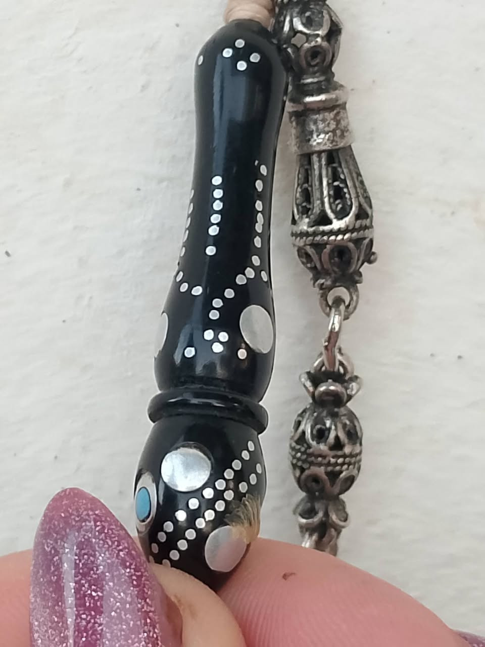 يسعد مساكم بكل خير 🖤🖤🖤 
مسبحة نارجين انتيك من خشب الابانوس تنزيل قصدير وعيون فضة ومرجان ودروب فضة قياس الحبة ١٥/١٠ 
 🖤🖤🖤


**إذا كنت صاحب هذا الإعلان وتريد حذفه لأي سبب، رجاءا أرسل رسالة إلى الدعم الفني**