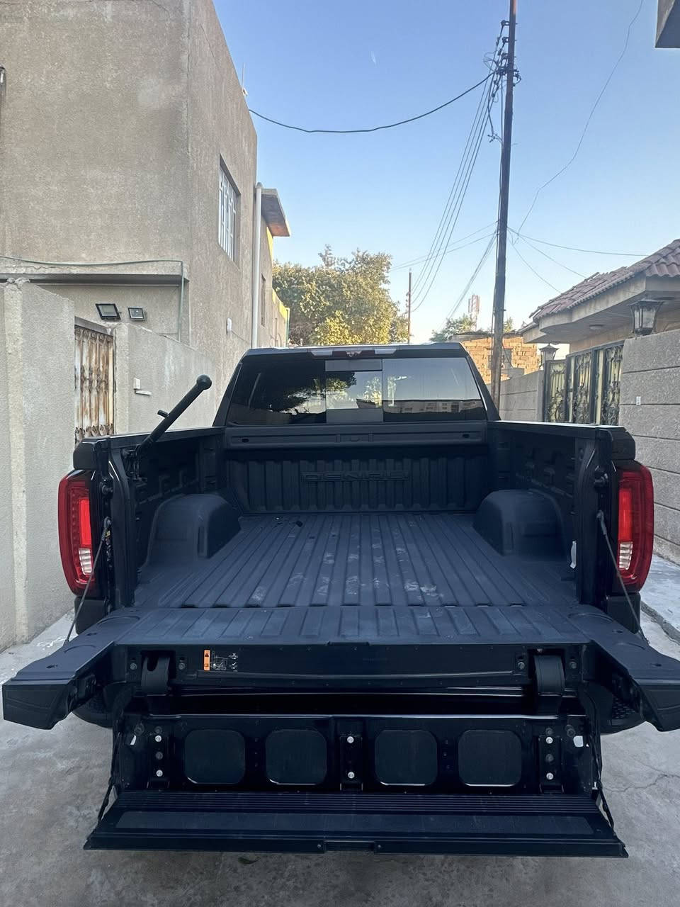 للبيع: جمسي سييرا دينالي 2023 (طلب خاص)
🔹 المعلومات الأساسية:
* الموديل: 2023
* الفئة: دينالي (طلب خاص)
* المحرك: V8 سعة 5.3 لتر
* ناقل الحركة: أوتوماتيك
* الدفع: رباعي
* التشغيل: يوجد مفتاحان أو بصمتان
* لوحات السيارة: رقم بصرة حمل الجديد
* الحماية: تغليف PPF

🚘 المواصفات الخارجية:
* جنوط ألمنيوم دينالي خاصة
* إضاءة أمامية LED كاملة
* إضاءة نهارية LED
* مرايا جانبية كهربائية مع إشارات انعطاف
* شبك أمامي دينالي مميز
* مقابض أبواب كروم
* دوسات جانبية كهربائية تفتح تلقائيًا عند فتح الأبواب
* باب صندوق خلفي ذكي يفتح بعدة وضعيات
* زجاج كهربائي كامل
* حساسات أمامية وخلفية

🛋️ المواصفات الداخلية:
* مقاعد جلد فاخر دينالي
* مقاعد أمامية كهربائية
* ذاكرة مقاعد
* تبريد وتدفئة للمقاعد
* شاشة وسطية كبيرة
* دعم Apple CarPlay وAndroid Auto
* نظام صوتي فاخر
* تحكم بالمقود متعدد الوظائف
* مثبت سرعة
* تشغيل بدون مفتاح
* مكيف أوتوماتيك متعدد المناطق
* إضاءة داخلية محيطية
* شاشة عدادات رقمية

🛡️ أنظمة الأمان والسلامة:
* وسائد هوائية أمامية وجانبية
* نظام مانع الانزلاق
* نظام الثبات الإلكتروني
* نظام مراقبة النقطة العمياء
* نظام التحذير من الاصطدام
* نظام المحافظة على المسار
* كاميرات محيطية
* نظام الفرامل المانعة للانغلاق (ABS)
* نظام توزيع قوة الفرامل (EBD)

🔸 حالة السيارة:
* تعرضت لحادث غرق فقط
🔸 رقم الشاصي (VIN):�3GTUUGED6PG110809
💰 السعر: 480�رقم الهاتف: ***********
