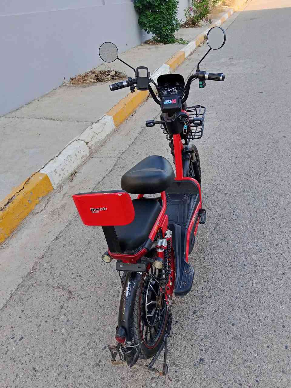 السلام عليكم ماطور شحن للبيع حجم 20 5بطاريات اكبار نضاف بلوتوث سرعه 99 هورن اشاير كلو شغال العنوان موصل جانب الايسر تواصل***********وبي واتساب
