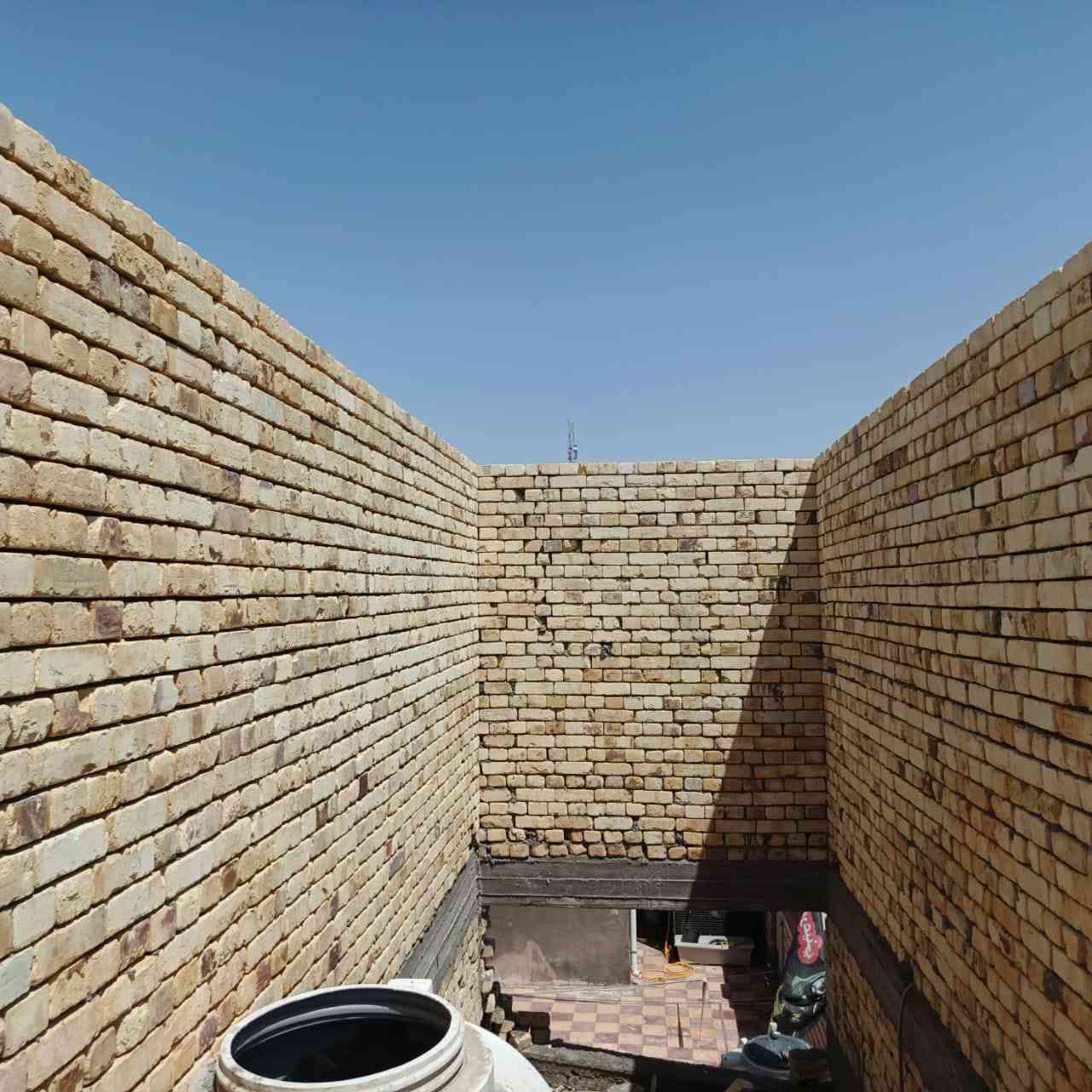 موجود خلفه بناء ع دبل وهذا راقمي *********** شغلنه الي بصوره
