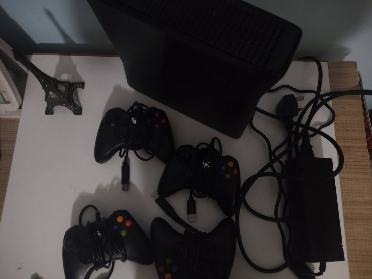 Xbox 360 للبيع شرط ما مفتوح الجهاز بي4يدات وياه 
وبي120 لعبه شرط السعر 145 وبينو مجال لشراي يراسلني ع واتس *********** المكان الموصل حي البريد
