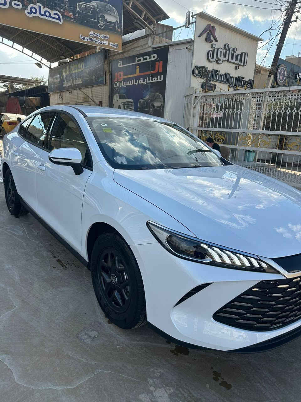 السلام عليكم للبيع BYD  كن بلاص داخل لون ابيض موديل 2025 سياره اخت الزيرو ماشيه 2000 كم سياره امرقمه وكامله غراضها بعدها مامستخدمات السعر 18200 الرقم *********** العنوان بغداد الشراي يتصل
