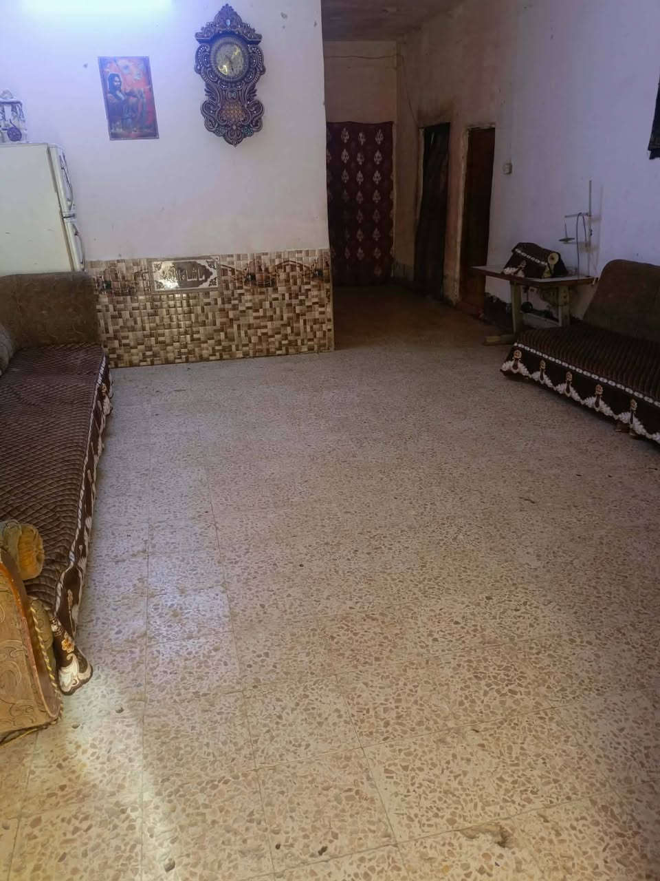 السلام عليكم بيت مساحه 220 متر والصب كونكريت بناء كلش قوي بيه مشتمل وحد وغرقه وصاله وحمام وتواليت وطارمه وخلفي لبيت حلو وسعره مناسب قريب ع الامام بعد 3كيلو متر فقط البيت سند 35 اصلاح زراعي عقد ومشمول بالطابو مكانه الموقع كربلاء مقابيل مدينه الزائرين فريحه مجاور جامعه فريحه السعر 25 وقابل للتفاوض رقم ***********
