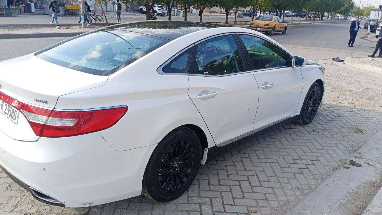 سلام عليكم ازيرا 2014 خليجي محرك 3000 لا تنقيص ولا تبخير ماشيه 210 الف  بانوراما وتبريد قطعتين وثلاجه بالجكمجه وكشنات جلد وحساسات خلفيه ومرايات شفط وكشنات كهرباء وبصمه تشغيل ودخول ذكي وتحكمات ستيرن  وبيها برده خلفيه وبردات ثنين بالكشن الخلفي وبيها اناره لد على طول السياره وتتحكم بيها بالتلفون والسياره مشدودلها لايتات زنون  ومسويلها ادامه كامله للمحرك نوزلات وبلكات ومجاول والدهن كله اصلي وما متعوبه السياره بس البنيد مصبوغ والجاملغ الي عكس السايق  مصبوغ والسياره كلش نظيفه اي نقص مابيها وشادلها كامره تسلا وعازل شفاف حراري لكل الجامات والسياره اي نقص مابيها ولا كلوب بالدشبول مشتغل صدر مسوي جديد ومنظومه تبريد هذا الموسم شديته والسياره رقمها بغداد الجديد وهزه جديده رايدها ب130 وبيها مجال  بسيط للطيبين وهذا رقمي *********** ومكاني بغداد حي الجهاد واعتذر على الاطاله
