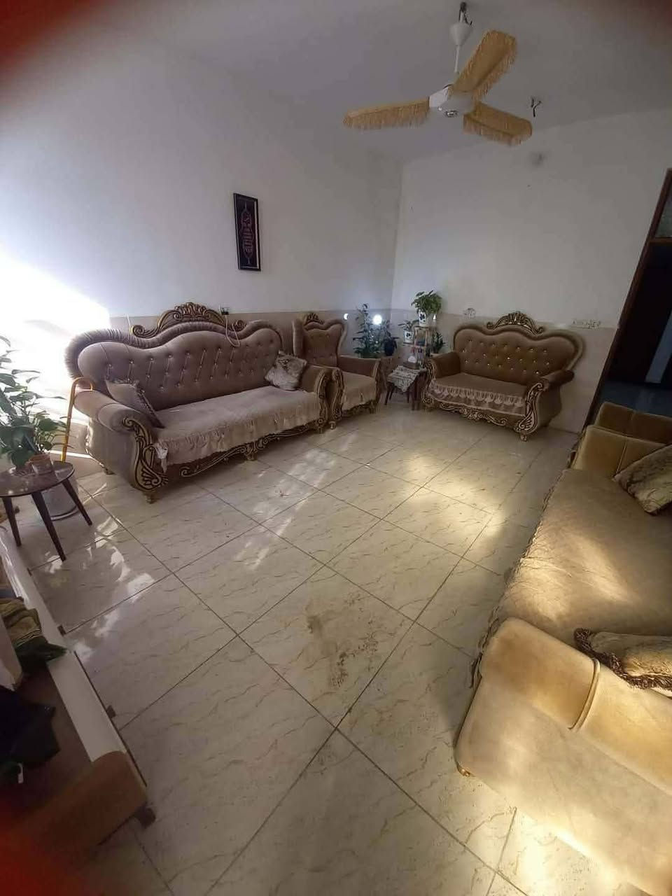 السلام عليكم يوجد لدينا دار للبيع مساحه 320 متر واجهه 8 ونزال 40 يحتوي الدار على ستقبال +مطبخ +صاله +غرف نوم عدد 2 +حمامات عدد 3 جميع الخدمات موجوده ماء وتبليط وكهرباء ومدارس نوع الملك قانون 117 العنوان بغداد الدوره مدخل البوعيثه الهواشة مقابل صيدلية البسمه الاستفسار اتصل على هاتف *********** /***********
