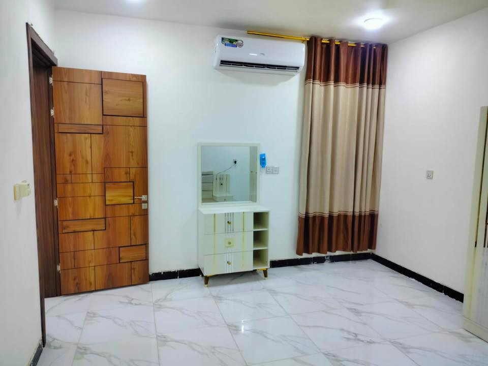 غرفة تركية شبابية اصلية 5 قطع مواصفات درجة اولى استعمال قليل كلش برغي وچوي حديد وظهر وخشب بلوك قوي 
والبيبان هيدروليك واذا ما تعرف بيهن اسأل عن هاي الموصفات 
مكاني سوق الشيوخ 
استفسار  واتساب على الرقم ***********
