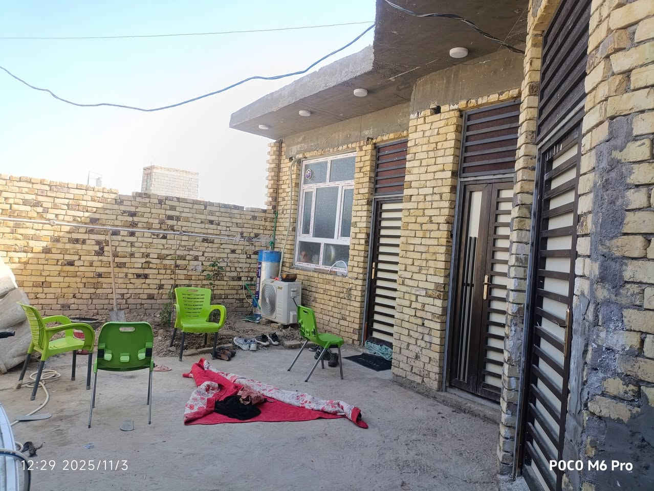 سلام عليكم بيت زراعي للبيع 200/م قرب جسر الجامعه جديد و6بيت عن الحولي غرفتين وصاله ومطبخ وديوانيه وصحيات داخليه وخارجيه گراج وحديقه بي نقص صاله وغرفتين بس الماء وكهرباء ومجاري كامل شراي يتصل//***********
