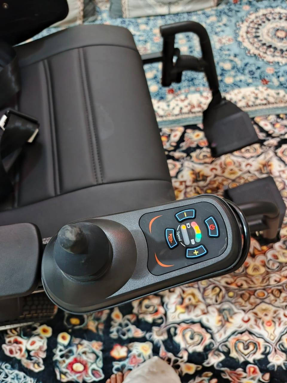 السلام عليكم 

عربانه شحن جديده ما ماشيه السعر 600وبيها مجال خابر ودلل العنوان بغداد الحسينيه مال راشديه الهاتف ***********
