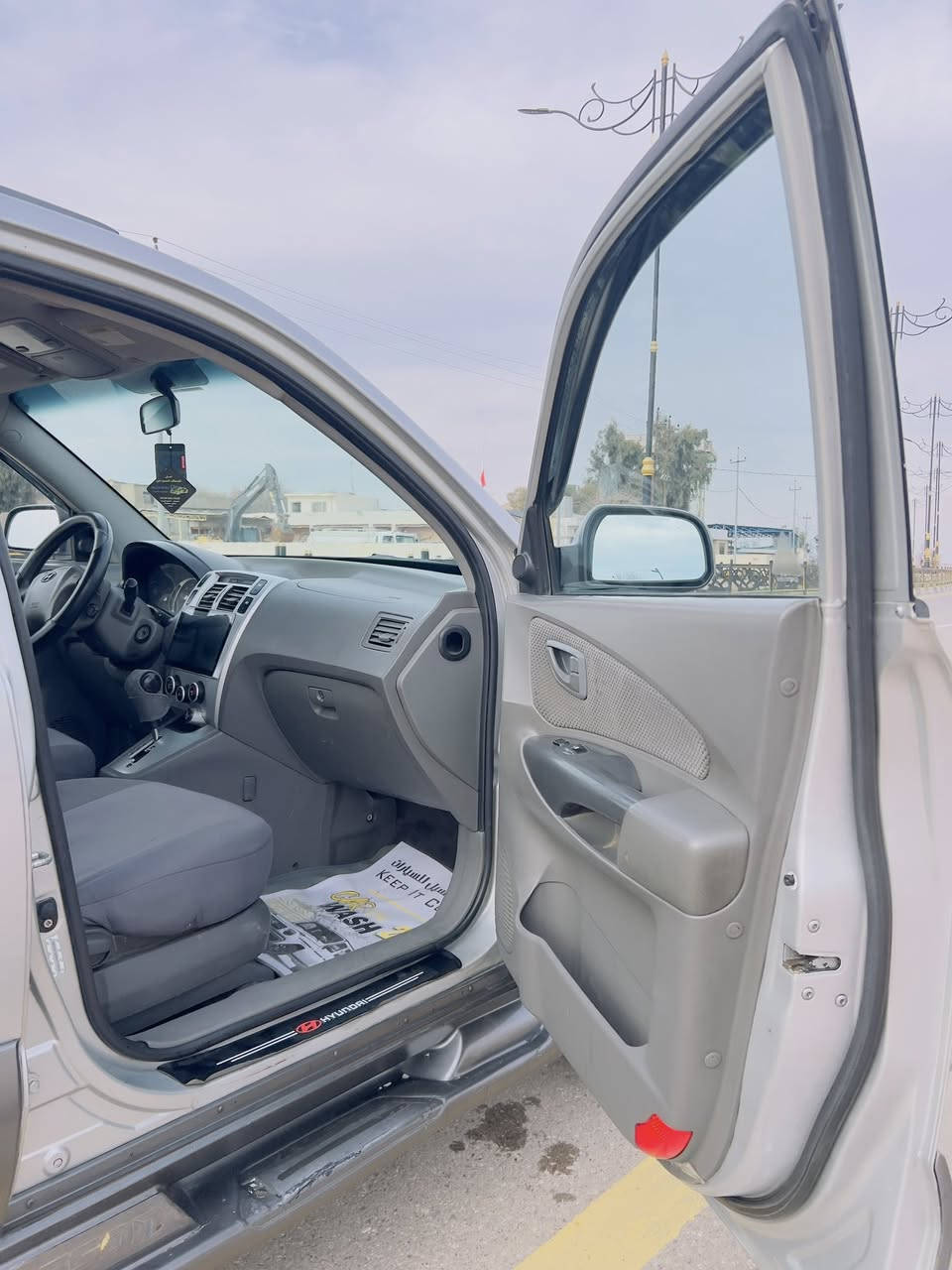 توكسن 2008للبيع 
دفع رباعي 
تدفئة تبريد 
كير محرك شرط 
تحويل شرط 
كاربون بانزين بيها 
لون رصاصي 
V6سلندر
جنوب الموصل حمام العليل 
سعره 120وبيها مجال 
اتصل ع رقم ***********
