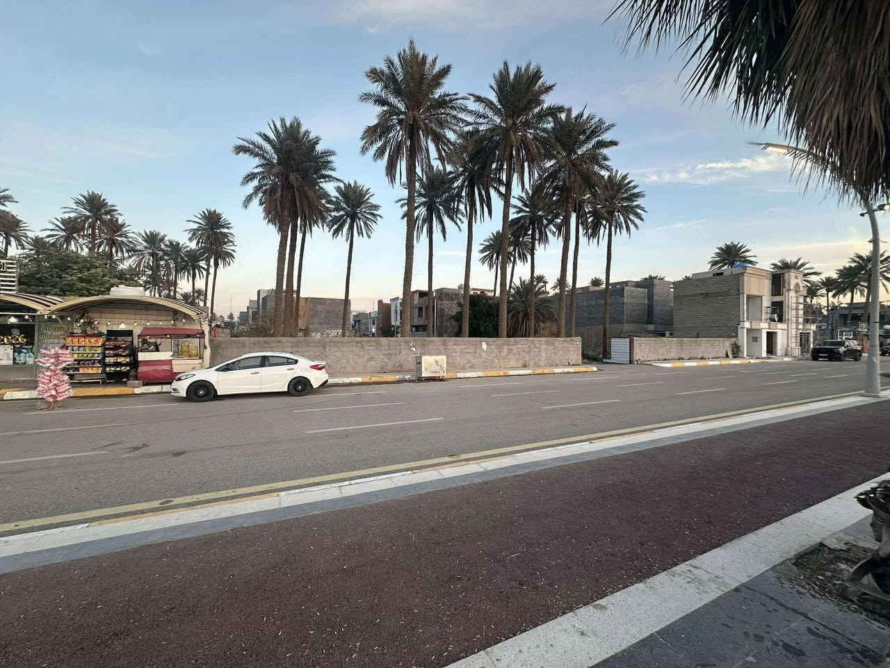 السلام عليكم، بسعر مناسب
* توجد قطع اراضي للبيع تجارية على شارع الكورنيش 
*المساحة  وجها ٨ وربع او 300 او اكثر 
يتم البيع مباشرتاً من صاحب السند الأصلي 
للتواصل على الرقم التالي: 
***********
