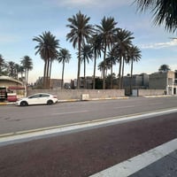 ، بسعر مناسب * توجد قطع اراضي للبيع تجارية على شارع الكورنيش  *المساحة...