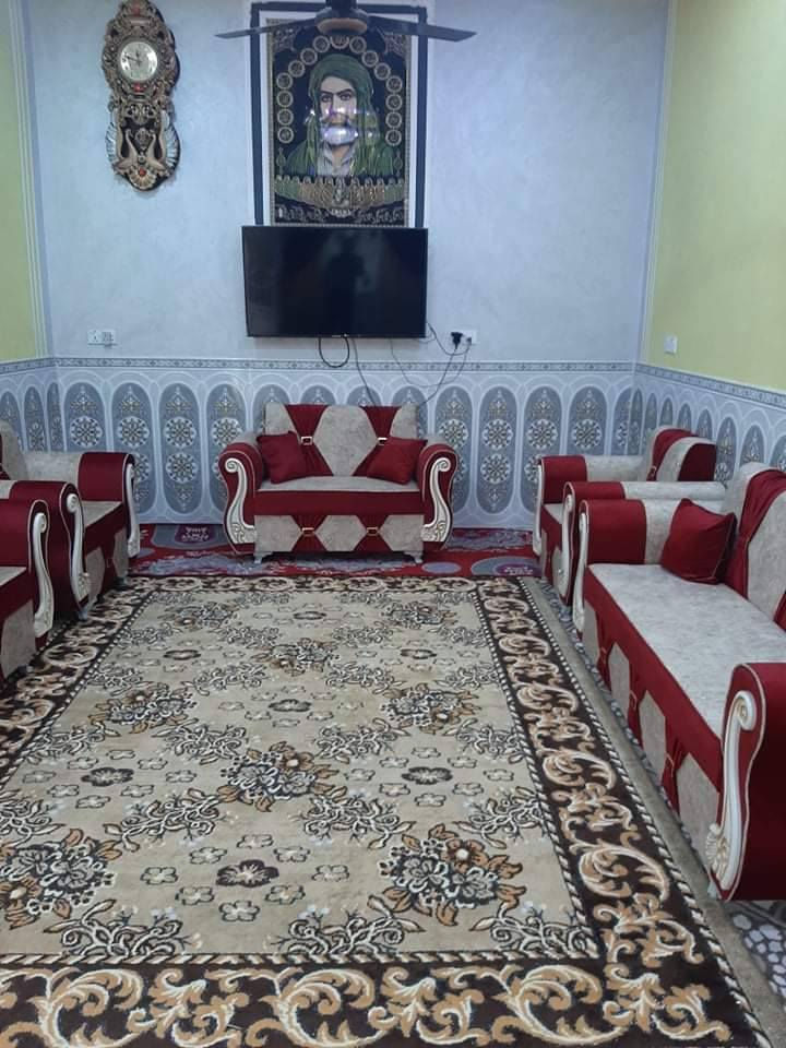 بيت زراعي للبيع مساحته ٢٠٠م مربع يحتوي على غرفتين نوم وصاله ومطبخ واستقبال صحيات خارجيه وحمام داخلي الدرج مرمر أرضية البيت كرانيت السطح شتايكر بيه حديقه البناء طابوق مكانه خلف مطعم العزائم الاتصال على الرقم *********** أبو رضا
