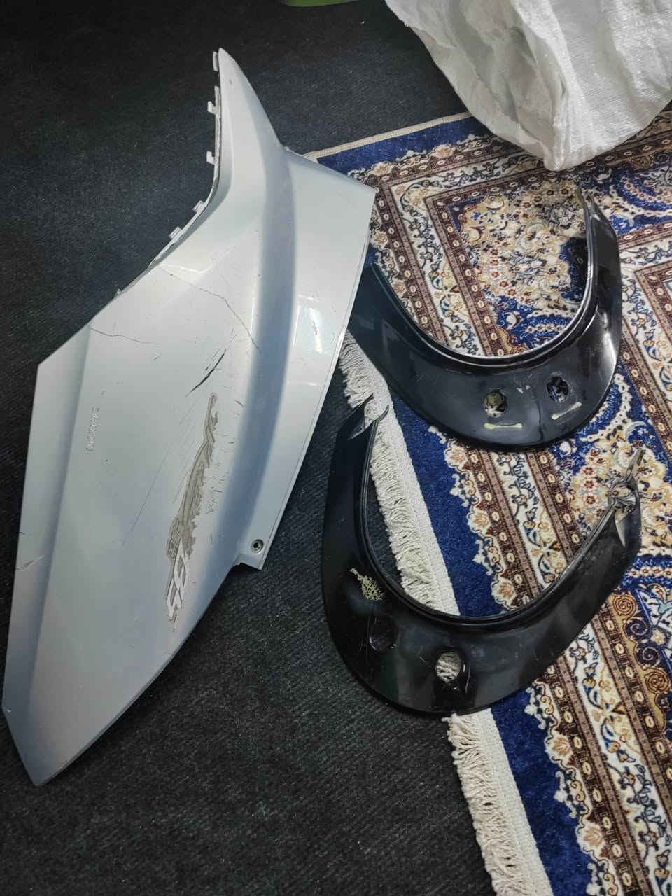 السلام عليكم غراض بريز للبيع سعرهن ١٠ الاف كلهن مكاني بغداد الكاظميه ساحة عدن رقم الهاتف ***********
