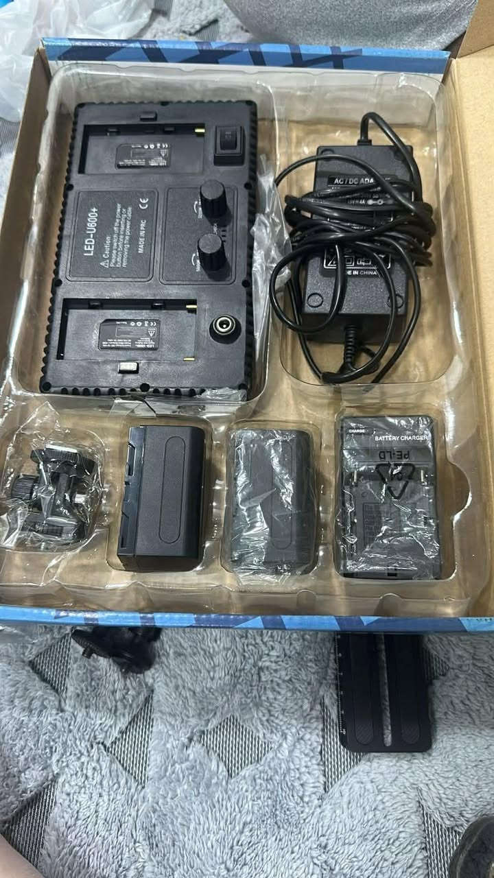 السلام عليكم معدات تصوير وفيديو احترافية للبيع جديده ممستعمله نهائيا.

📌 Zhiyun Weebill 3S Combo  
- جيمبال لتثبيت الكاميرا أثناء التصوير.  
- حقيبة أصلية مع كامل الملحقات.  
- مثالي للفلوقات والتصوير الاحترافي.  

📌 إضاءة LED-U600+ مع ملحقاتها  
- لوحة إضاءة قوية ومحمولة.  
- بطاريتان قابلة للشحن + شاحن + محول كهرباء.  
- قاعدة تثبيت للتحكم بالزوايا.  

📌 لوحة إضاءة LED كبيرة مع Barn Doors  
- إضاءة استوديو احترافية مع أبواب للتحكم بالضوء.  
- بطاريات + شاحن + حقيبة حمل.  

✅ جميع القطع أصلية وبحالة ممتازة جديده ممستعمله 
✅ مناسبة للمصورين المحترفين والهواة.  

للاستفسار والطلب مراسله الصفحه.
للعلم المكان بغداد الشعب بغداد, العراق


**إذا كنت صاحب هذا الإعلان وتريد حذفه لأي سبب، رجاءا أرسل رسالة إلى الدعم الفني**