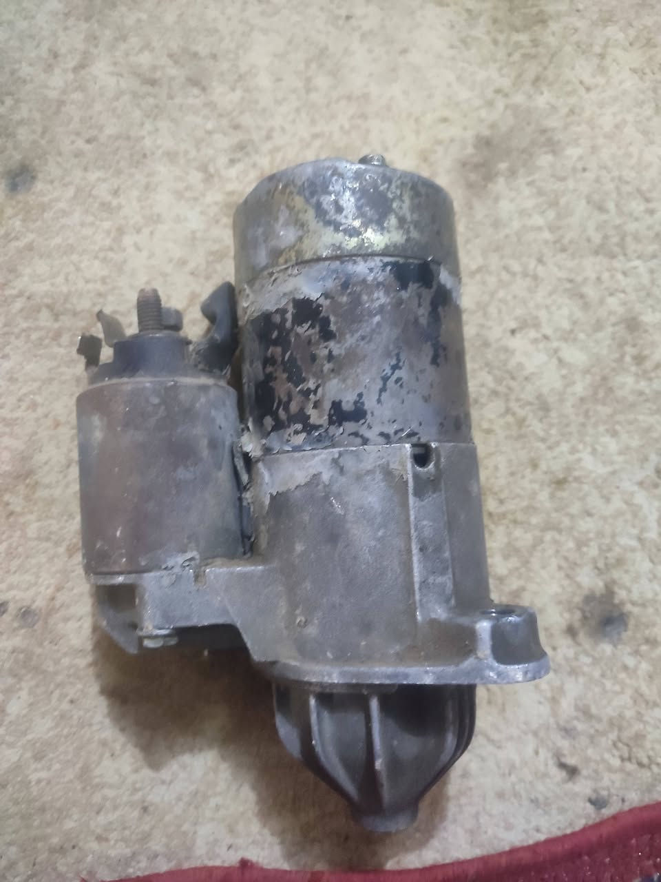 سلام عليكم ابيع غراض مال باجيرو موديل 94 تفصيخ  يرهم الكيلوبر ***********
