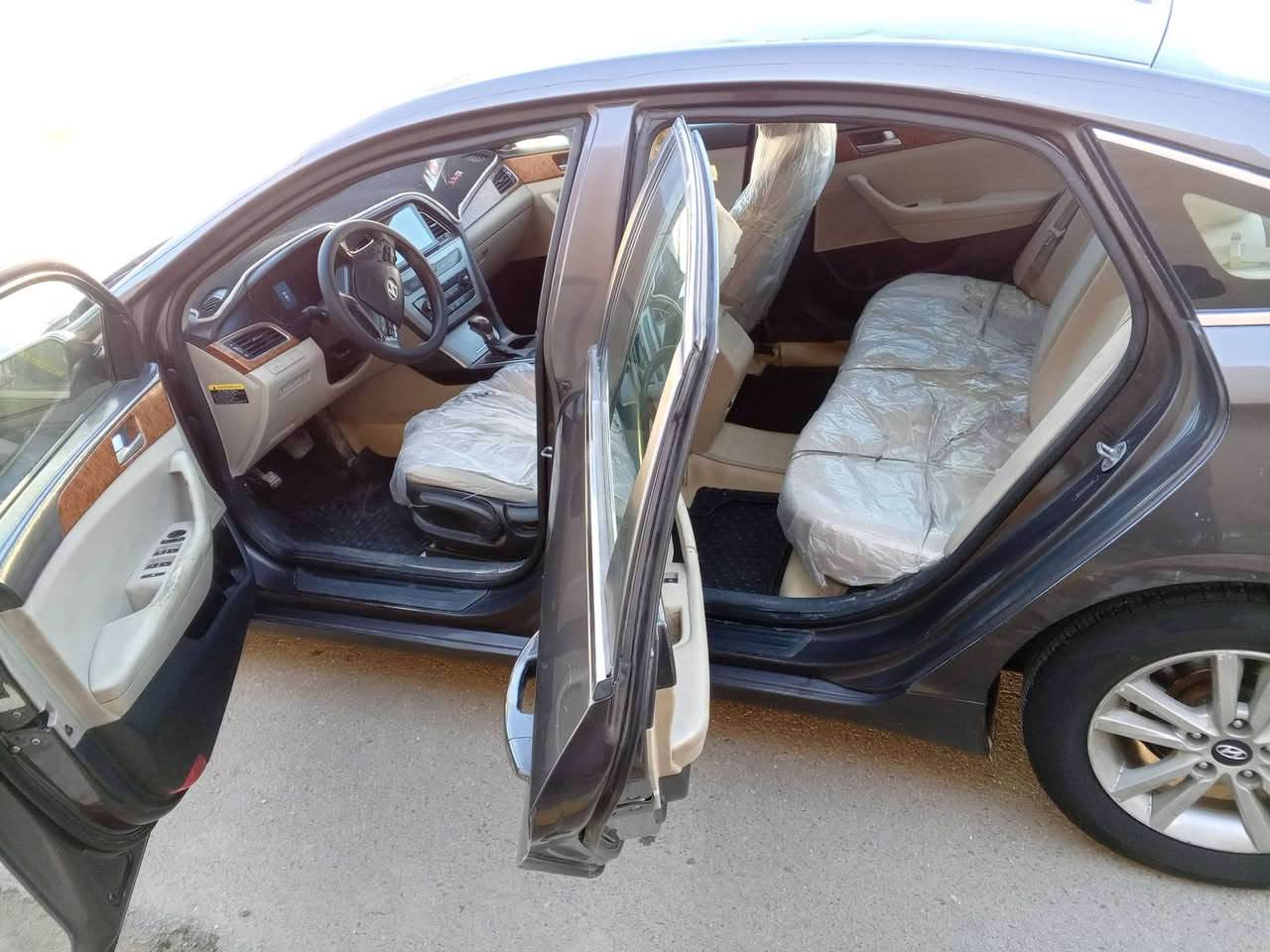 سوناتا موديل ١٥  امريكي بيها قطعتين بنيد وباب وسونارها موجود السعر ١١٥ مع مجال بسيط رقم بغداد  عنوان الفلوجة ويرهم مراوس هاتف ***********
