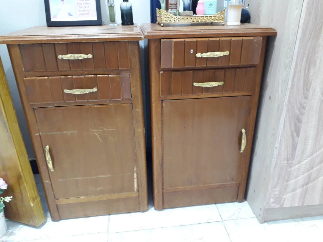 كنتور وياه ملحقاته ميز مراية وجزامه وكومديات اثنين صاج خشب السعر ٢٠٠ وبيه مجال العنوانالجزيرة الفيروزيه ***********
