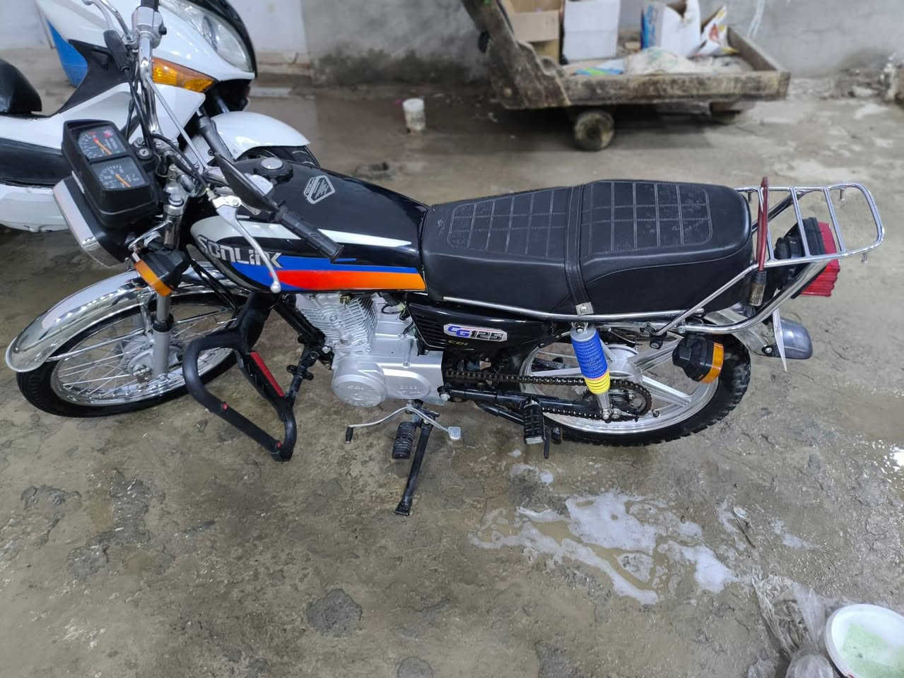 سلام عليكم دراجة سونك مديل ٢٥  دراجة كل نقص ما بيهة شوفت عينك جديدة ٤ كير    س.    ٦٥٠ مكان بغداد قرب مدية بسماية او ناحية لوحدة  الرقم. ***********
