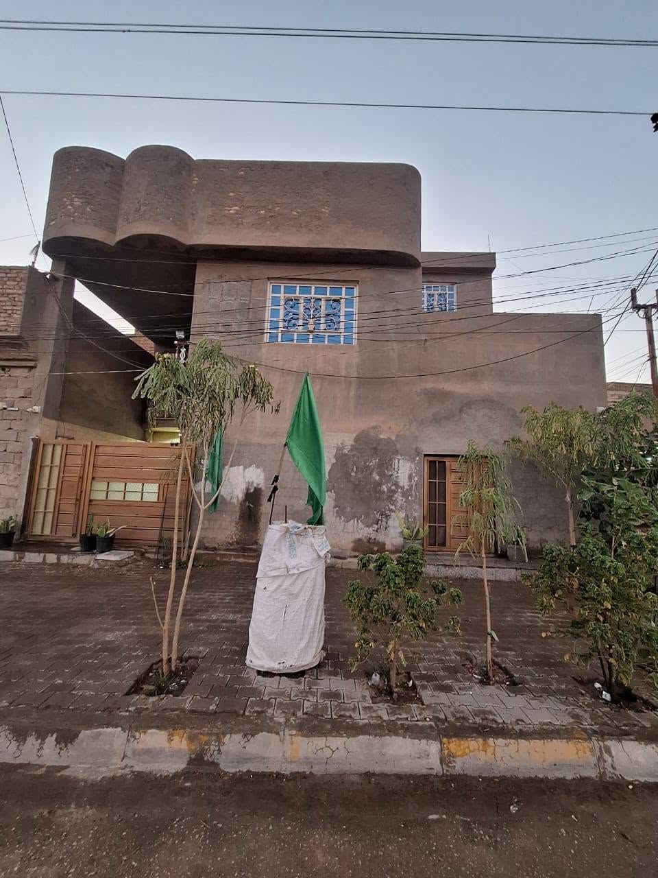 البيع البيت ركن على شارع تجاري وكدامه ساحة مفتوحة 
المساحة ١٢٠ متر مربع ، الواجهة ١٠ ، نزال ١٢ 
الطابق الارضي يحتوي على إستقبال ومطبخ وهول وصحيات ، 
الإستقبال كبير على طول البيت وبابه معزول وبي خدمات كاملة وممكن إستخدامه للزوار .
الطابق الاول يحتوي على ثلاث غرف نوم وصحيات ، و وحدة من الغرف بيها حمام
الطابق الثاني بي مخزن وممكن إستخدامه كغرفة معزولة .
العنوان : كربلاء / الحر / الكابينات خلف دائرة كهرباء ومجاري الحر 
المستوصف قريب عليه تقريبا ١٥٠ متر*********** (230)
