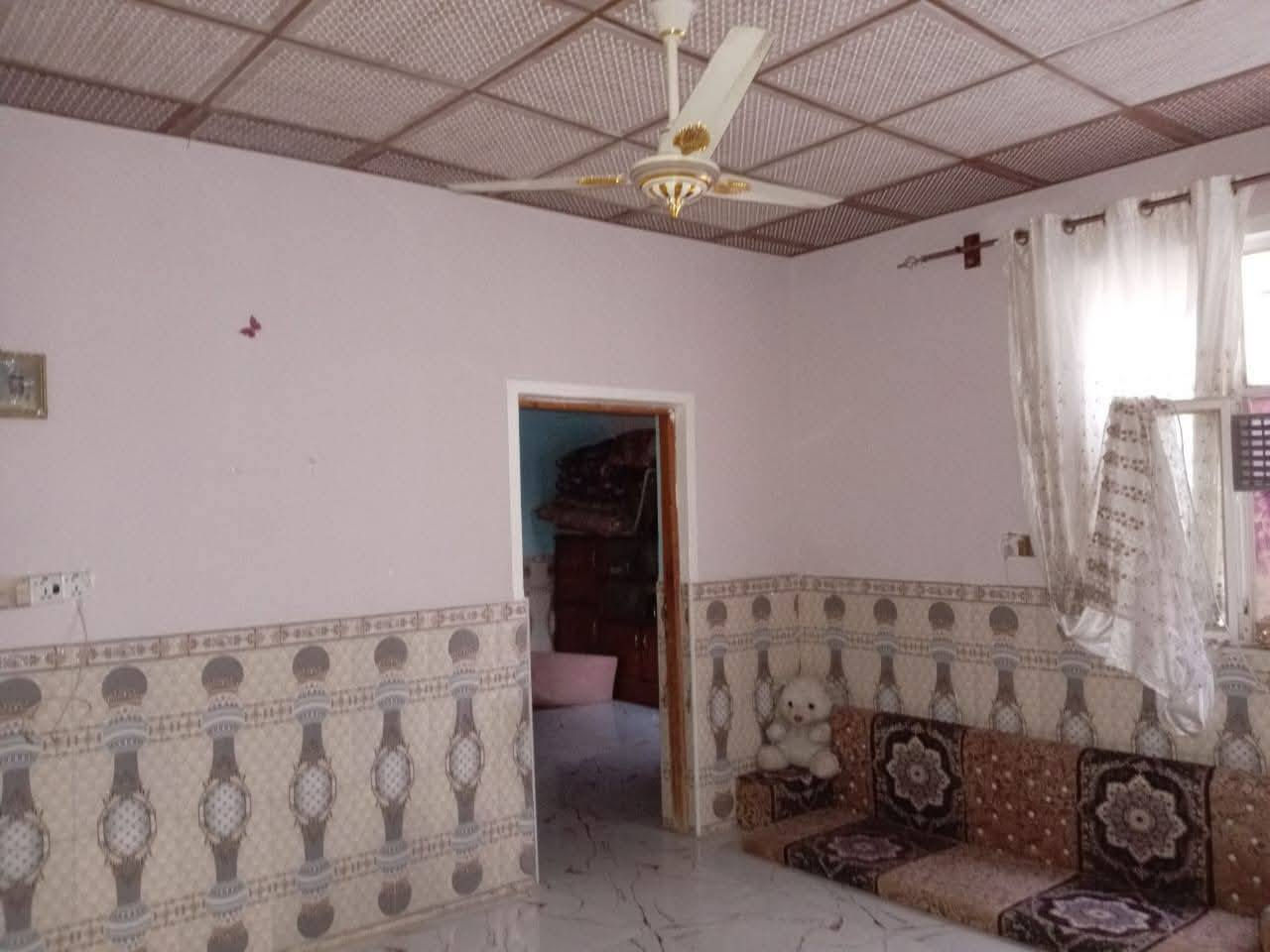 السلام عليكم بيت ١٥٥ متر يحتوي على غرفتين وصاله ومطبخ وحمامات ثنين البيت قريب على الشارع ثالث بيت  بنيان بلوك عكاده مبنى ٢٠٢١ بيت مال جناي ساحه البيت جبيره طابو زراعي سند ٢٥ مشتري من ابو الكاع سند عثماني مكان كوفه شارع المعمل قرب أسواق الكراده بنيان درجه أوله متوفر جميع الخدمات ماء كهرباء مدارس سعره32 وبي مجال قليل او مراوس بسياره حديثه ونتراهم على السعر***********
