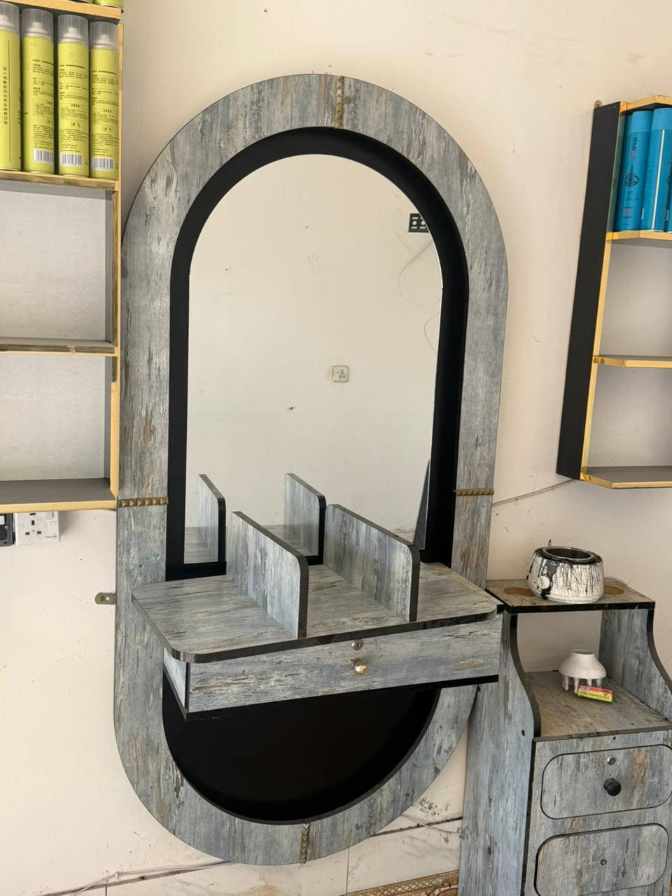 ديكور حلاقة للبيع مستعمل سنة +رفوف ثنين+مغسلة
مكاني بغداد
***********واتساب
