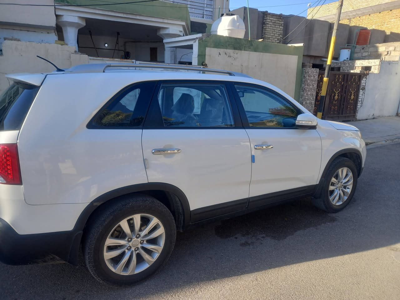 سورنتو خليجي موديل 2012اللون ابيض رقم سليمانيه 7راكب 3قطع تبريد جديد مكينة دوش جيده تحكمات استيرن  بصمة تشغيل وبصمة ابواب مري شفط+اشاير مري تخم تاير جيد جدا وهناك مواصفات اخرى السياره مال بيت عندي منذ 5سنوات على ايدي السياره للبيع او مراوس بسورنتو احدث مكان السياره في قضاء العزيزيه موبايل ***********//***********
