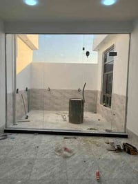 قاطع زجاج ١٠ ملم • حديقة داخلية • الشارع الجديد