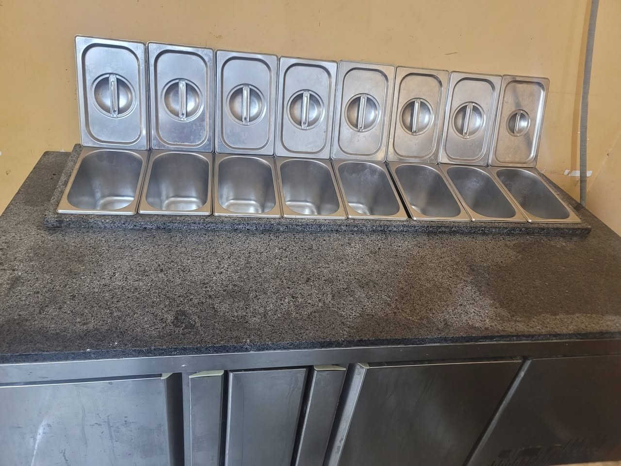 للبيع براد ومحضره للبيع 
للاستفسار ***********
