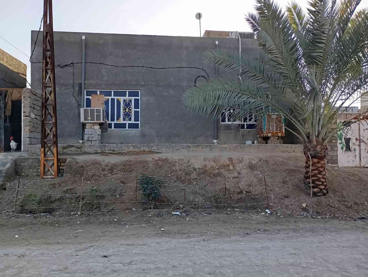 سلام عليكم بيت ركن  وعرصة للبيع المساحة الكلية 250 متر البيت يحتوي على ثلاث غرف وصالة واستقبال وصحيات ومطبخ العنوان الحولي قرب سيد جمال الياسري 
الاستفسار ***********
