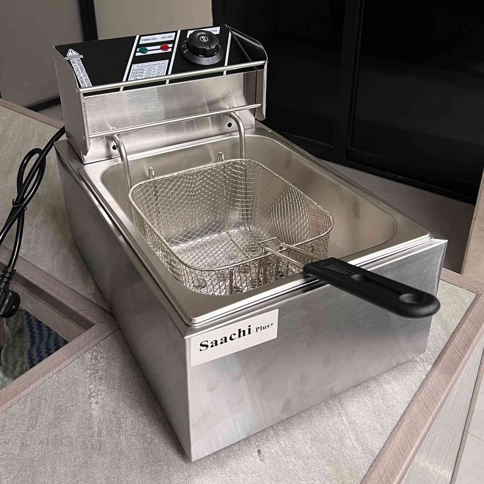 قلاية زيت كهربائية Saachi Plus سعة 6 لتر – موديل NL-DF 10

• قلاية زيت كهربائية من Saachi Plus مصممة للاستخدام المنزلي وتحضير الأطعمة المقلية بسهولة وتحكم مباشر.

• سعة كبيرة 6.0 لتر مناسبة لتحضير كميات جيدة من الطعام في المرة الواحدة.

• مقبض تحكم بدرجة الحرارة (Temperature Knob) لضبط الحرارة حسب الحاجة.

• سلة قلي كبيرة مرفقة مع مقبض مانع للحرارة (Anti-Scalding Handle).

• تصميم داخلي بحواف Golden R Corner لسهولة التنظيف.

• مقبض علوي مضاد للاصطدام (Anti-Collision Handle) لرفع الغطاء بثبات.
  
 • السعة: 6.0 لتر
 • 100–110 فولت / 1700 واط
 • 220–240 فولت / 2000 واط
 • درجة الحرارة: قابلة للتعديل حتى 190°C
 • الأبعاد: 45 × 29 × 29 سم
للتوصل عبر الواتساب ***********
