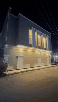 بيتين للبيع فول مواصفات بناء 2025 مساحه 300 الاول 176 متر ركن 6 غرف نوم وصالتين ومطبخ واستقبال السعر 400 والثاني يتكون من 4 غرف نوم وصالتين وصحيات 2 واستقبال ومطبخ السعر 250 العنوان حي اريدو خلف المحكمه فرع مطعم غليون مقابل مدرسه الشورى للأستفسار *********** مكتب البدري للعقار
